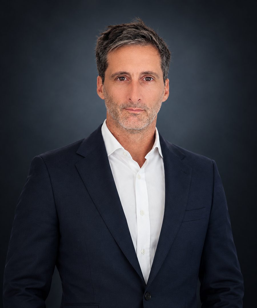 Diego Saliva, de saco azul y camisa blanca